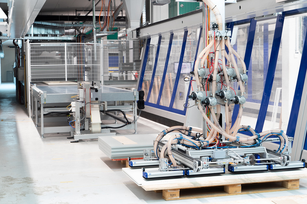 The FMP area gripping system lifts the doors delivered on pallets into the CNC machine.